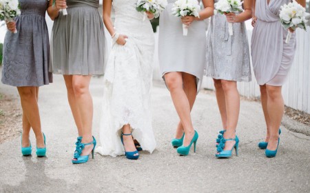 robe-demoiselle-honneur-grise-chaussures-turquoise