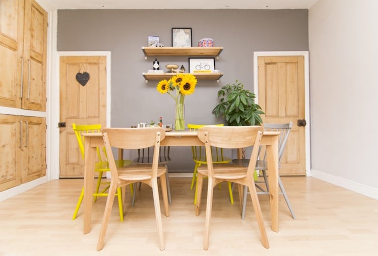 salle-manger-bois-moderne-meubles-bois-clair-parquet-accents-jaunes