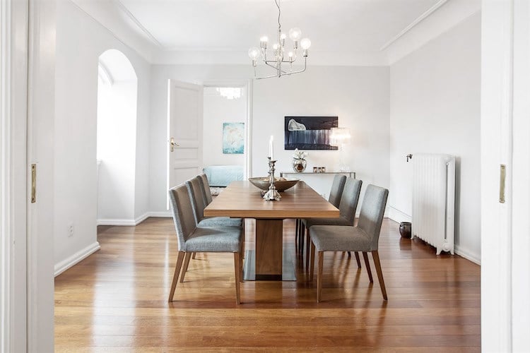 salle-manger-bois-moderne-parquet-bois-table-rectangulaire-chaises-grises