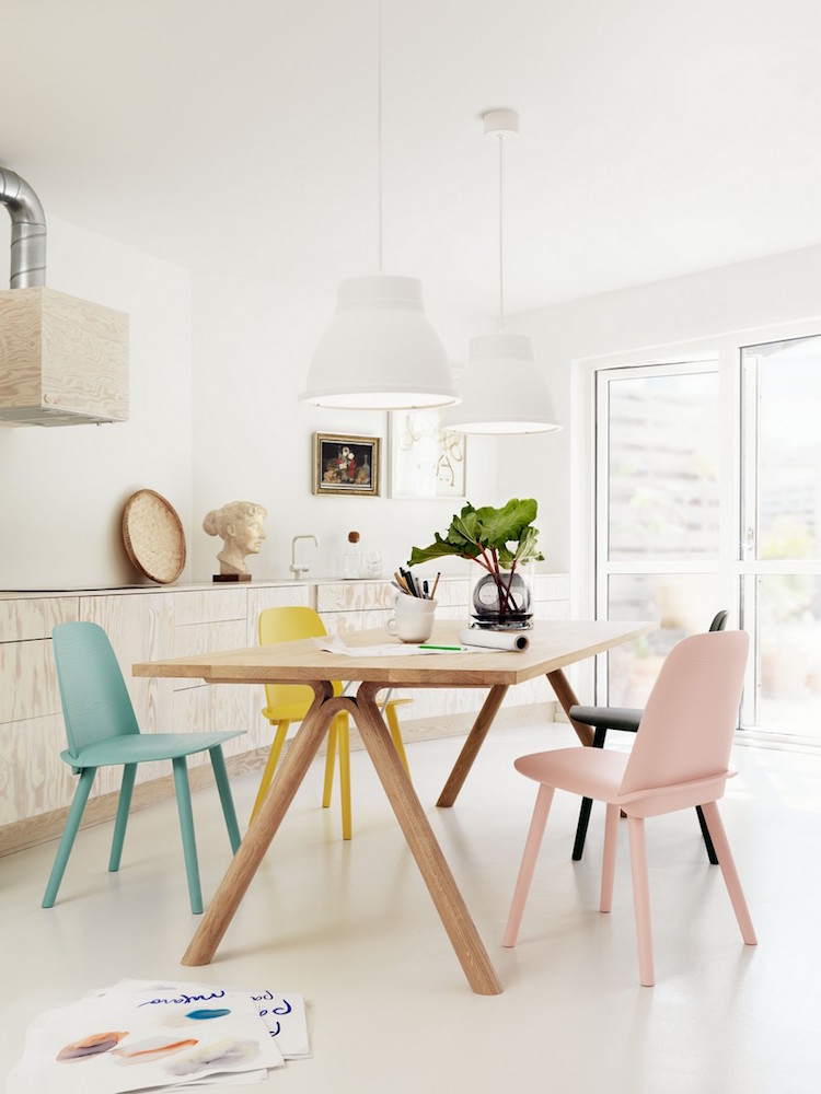 salle à manger bois moderne scandinave-table-bois-chaises-couleurs-pastel