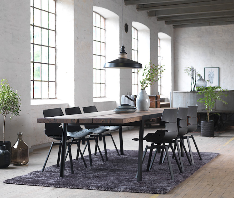 salle-manger-bois-moderne-table-bois-chaises-style-industriel-poutres-apparentes