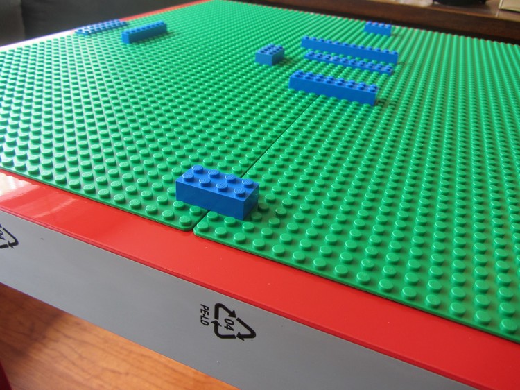table-lego-briques-bleus-façon-construction
