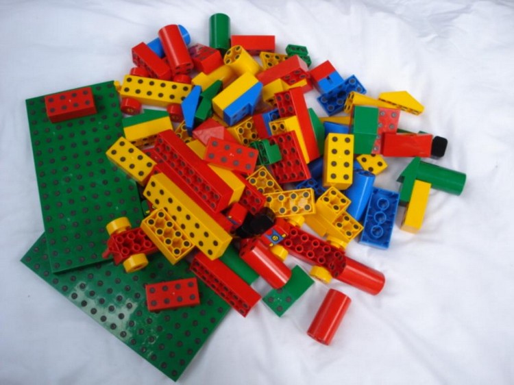 DIY} 4 tables à customiser pour ranger les Lego !