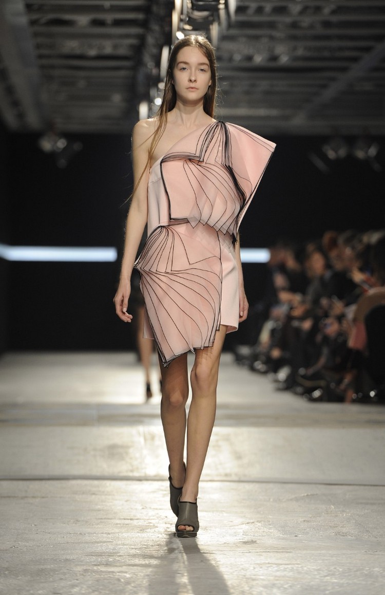 tendance-fashion-origami-robe-pink-haute-couture-runway
