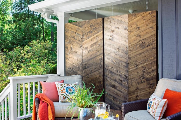 DIY panneau bois extérieur brise vue chevron déco terrasse