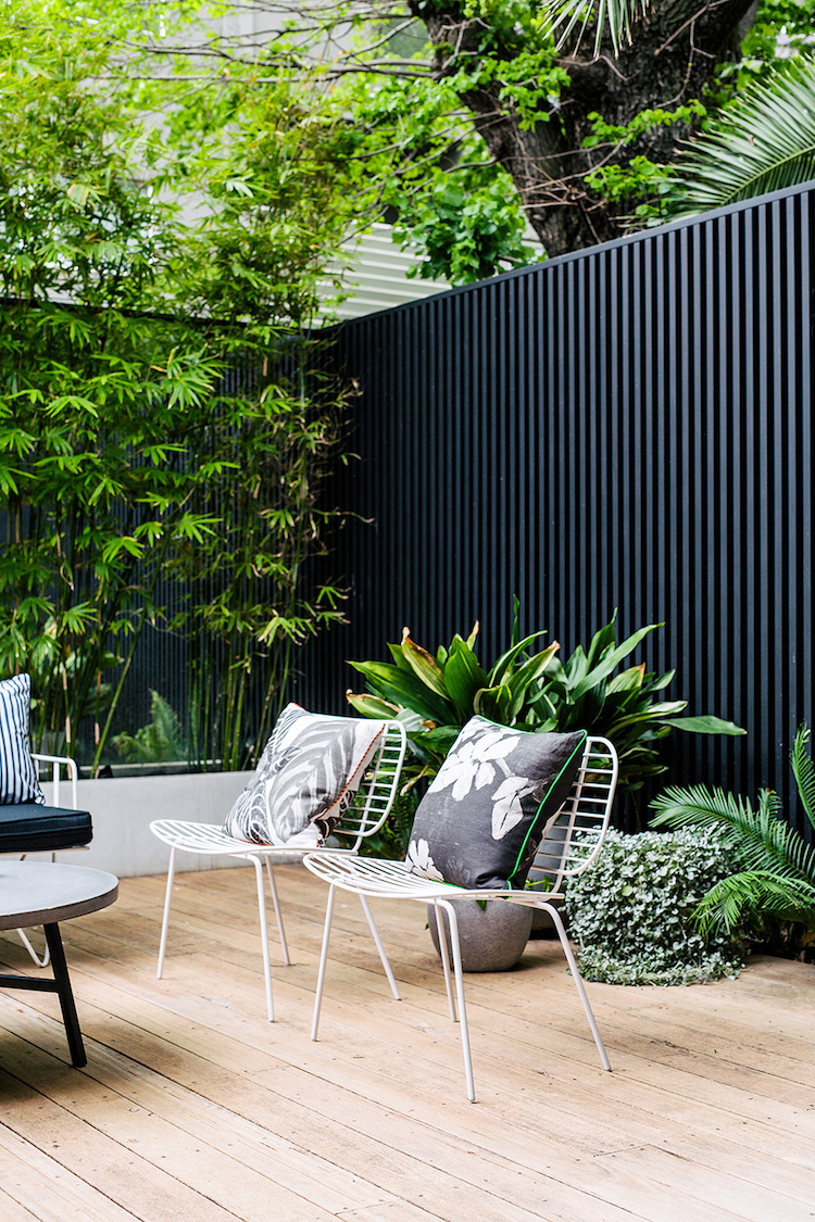 DIY panneau bois exterieur moderne anthracite lamelles bois chaises jardin métal