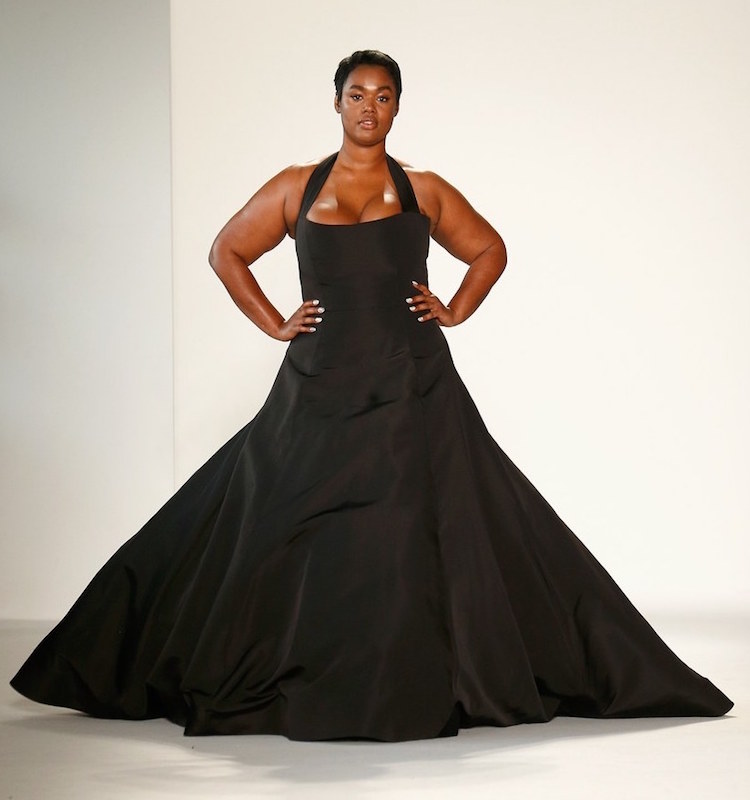 Fashion Week New York longue robe gala noire tour-de-cou