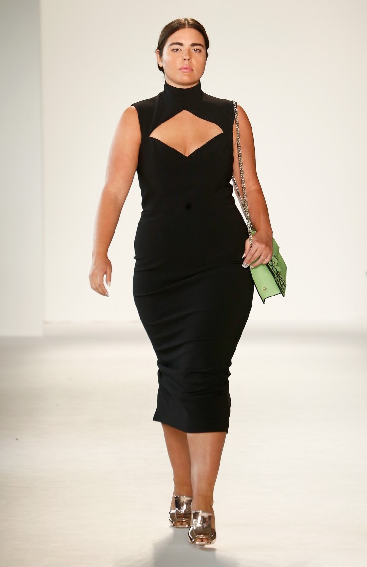 Fashion Week New York robe mi-longue noire col roulé