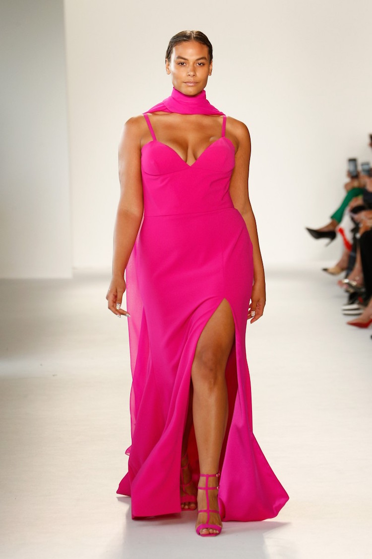 Fashion Week New York robe soirée rose fuchsia foulard