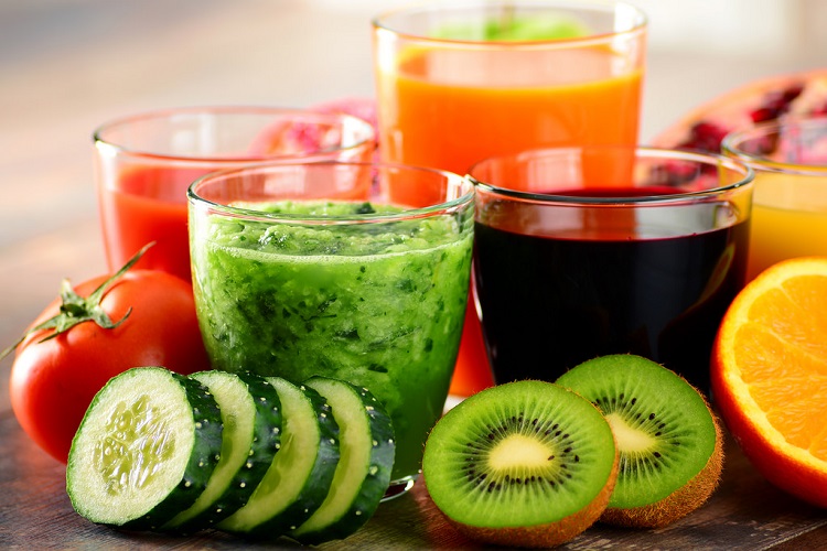 aliments riches en fer boissons sains fruits smoothie orange kiwi légumes