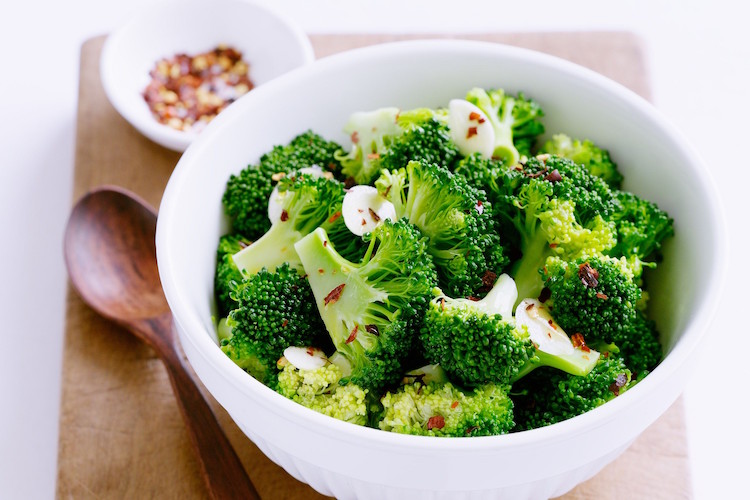 aliments riches en protéines brocoli ail chili poudre