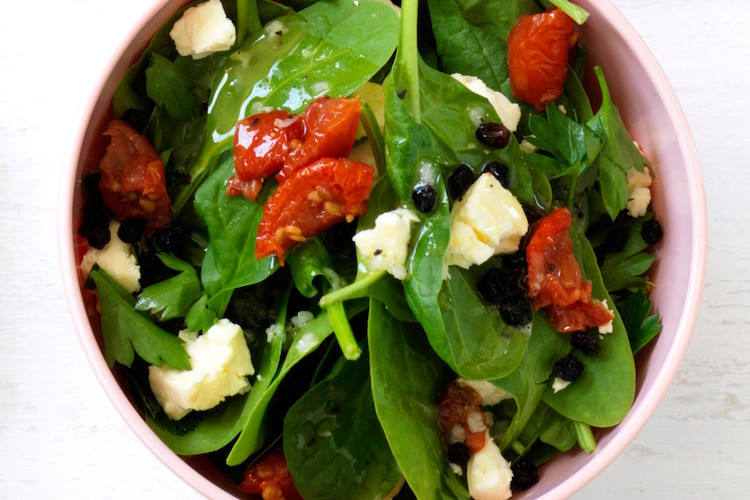 aliments riches en protéines salade épinards tomates feta