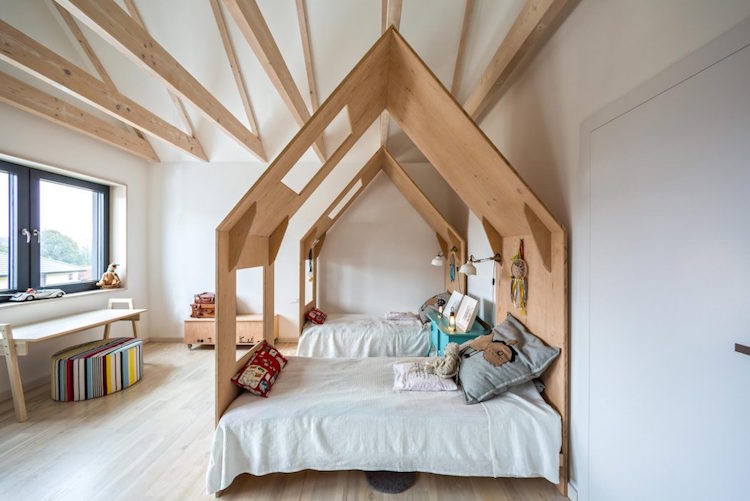 amenagement grenier chambre deux enfants lit maison bois poutres apparentes