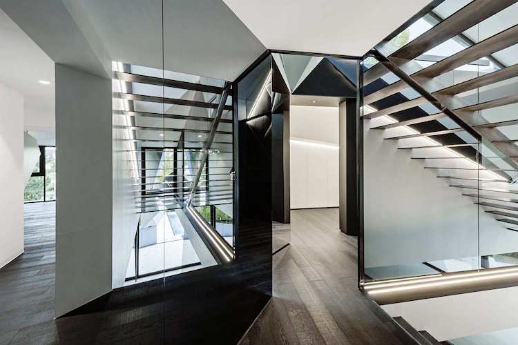 architecture déconstructiviste escalier intérieur métal parois vitrées