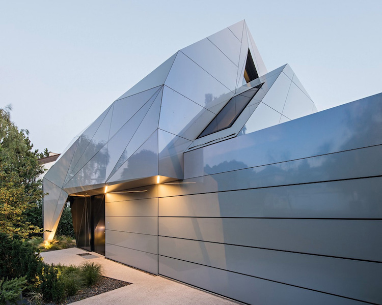 architecture origami contemporaine façade maison acier aluminium petit jardin devant