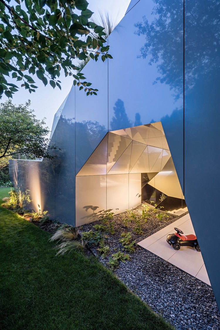 architecture origami contemporaine pettit jardin cailloux gazon éclairage extérieur moderne