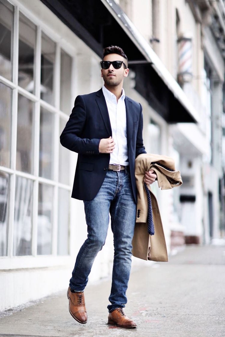 blazer homme bleu marine chemise blanche jean classique chaussures cuir marron