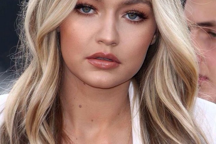 Cheveux blond cendré : quelle teinte de blond choisir