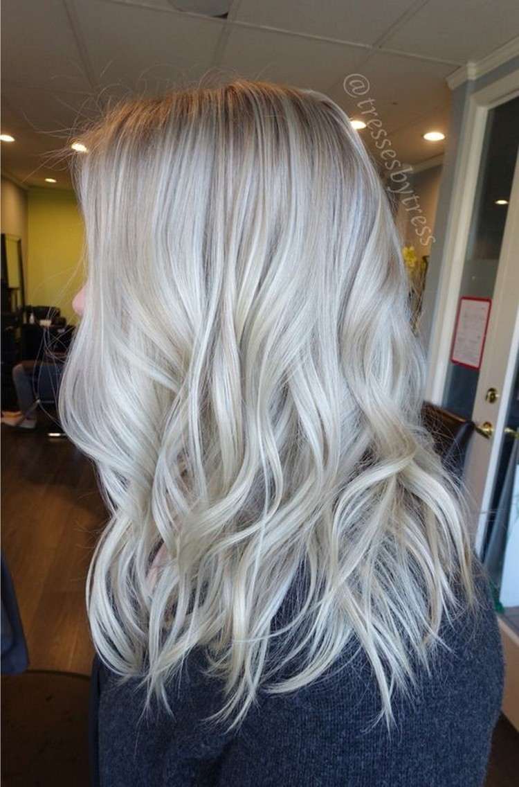 blond-platine-cheveux-longs-décoloration