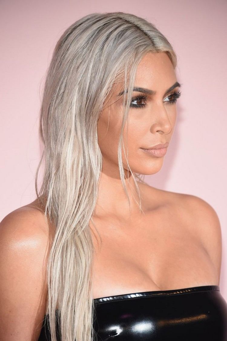 blond-platine-idée-coiffure-kim-kardashian-tendance-cheveux