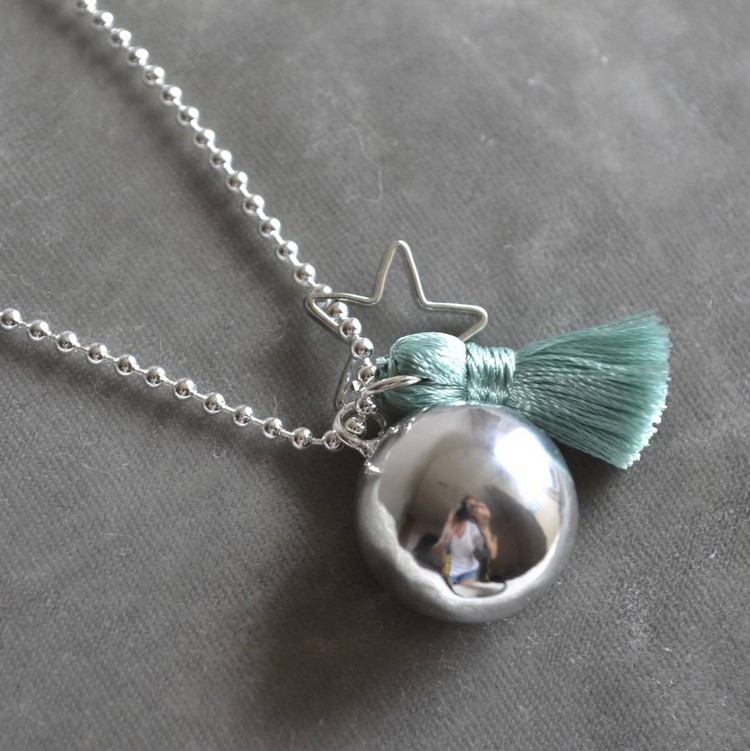 bola de grossesse bijou pendentif sautoir collier argenté symbolique idée cadeau femme enceinte