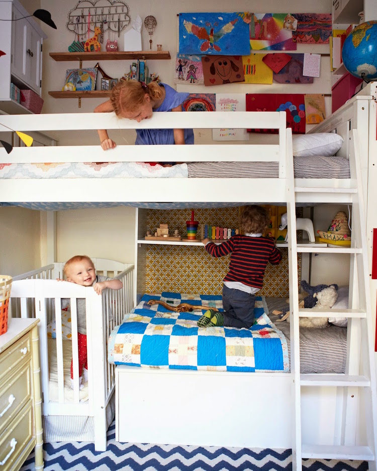 chambre partagée par 2 enfants et 1 bébé - agencement rusé des lits