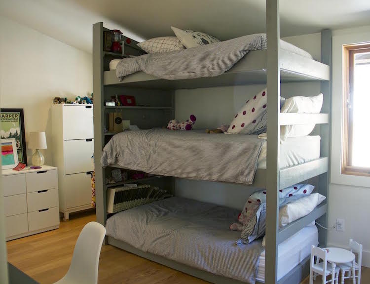 chambre partagée avec 3 lits superposés pour filles ou garçons