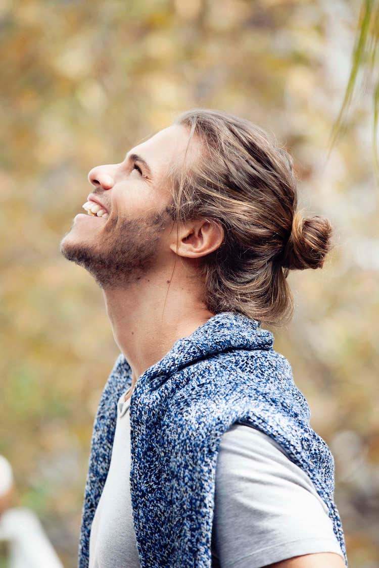 coiffure hipster homme cheveux logns man bun