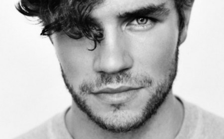 coiffure homme cheveux bouclés toupet moderne sur côté