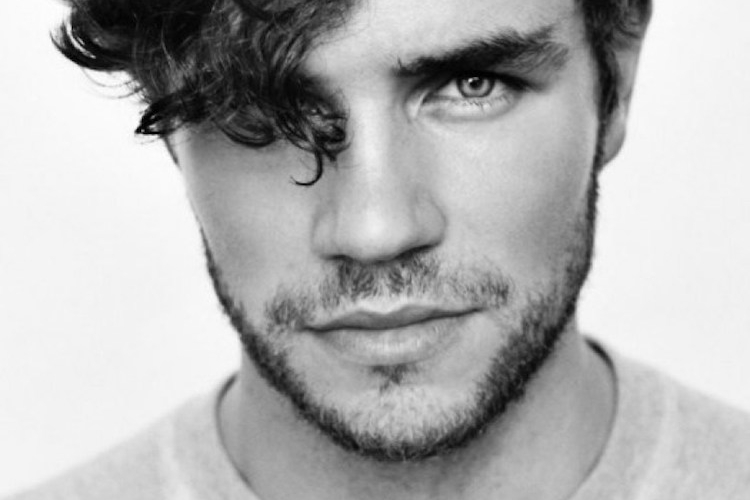 coiffure homme cheveux bouclés toupet moderne sur côté
