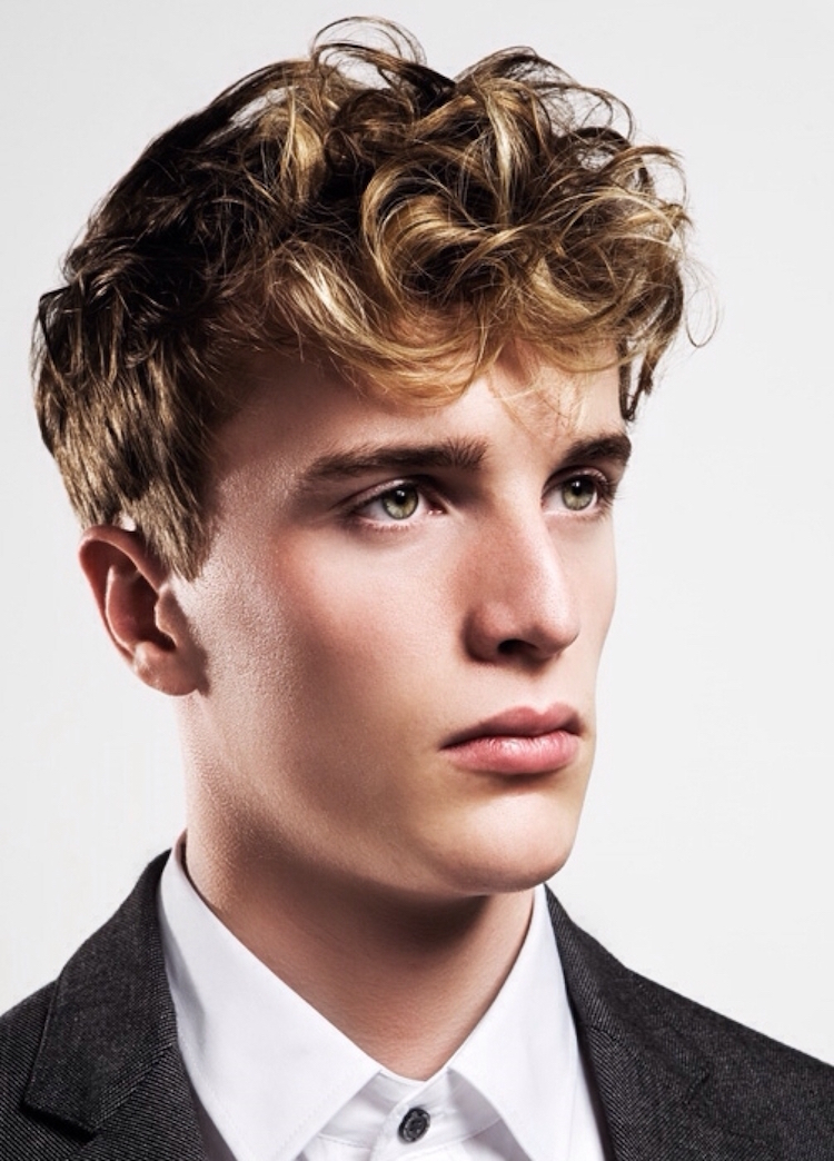 Coiffure homme cheveux bouclés l