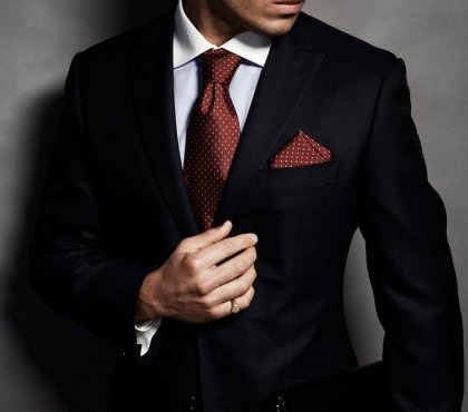costume noir chemise blanche cravate rouge