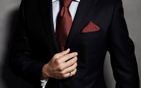 costume noir chemise blanche cravate rouge