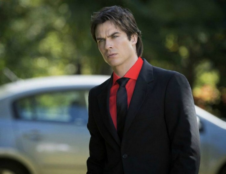 costume noir chemise rouge cravate noire