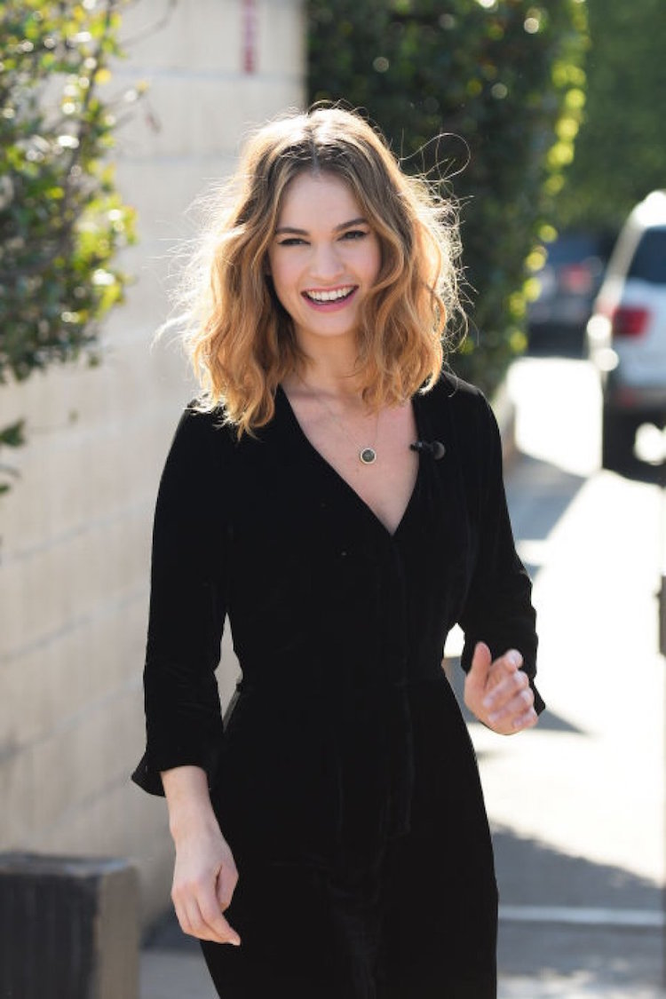 coupe carré long chic Lily James