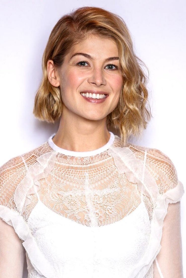coupe carre wavy Rosamund Pike