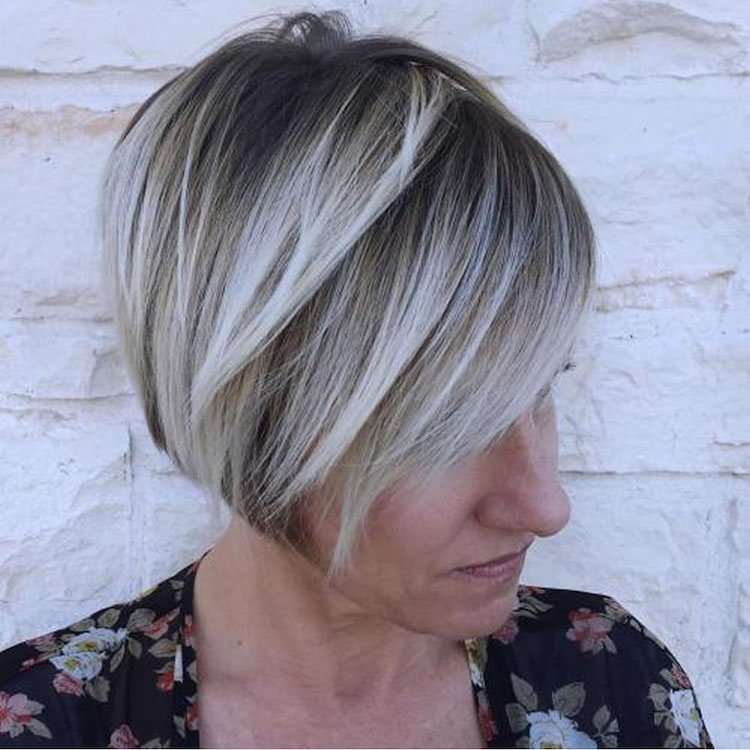 coupe-cheveux-femme-50-ans-mâchoire-raie-côté-balayage-cendré