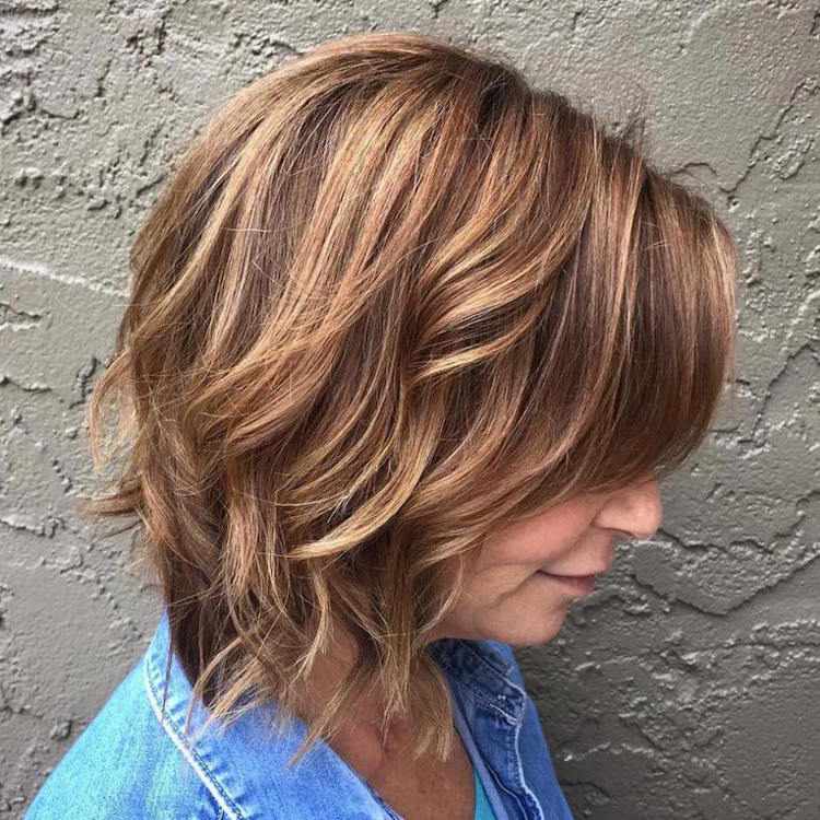 coupe de cheveux femme 50 ans Lob Wavy carré long ondulé