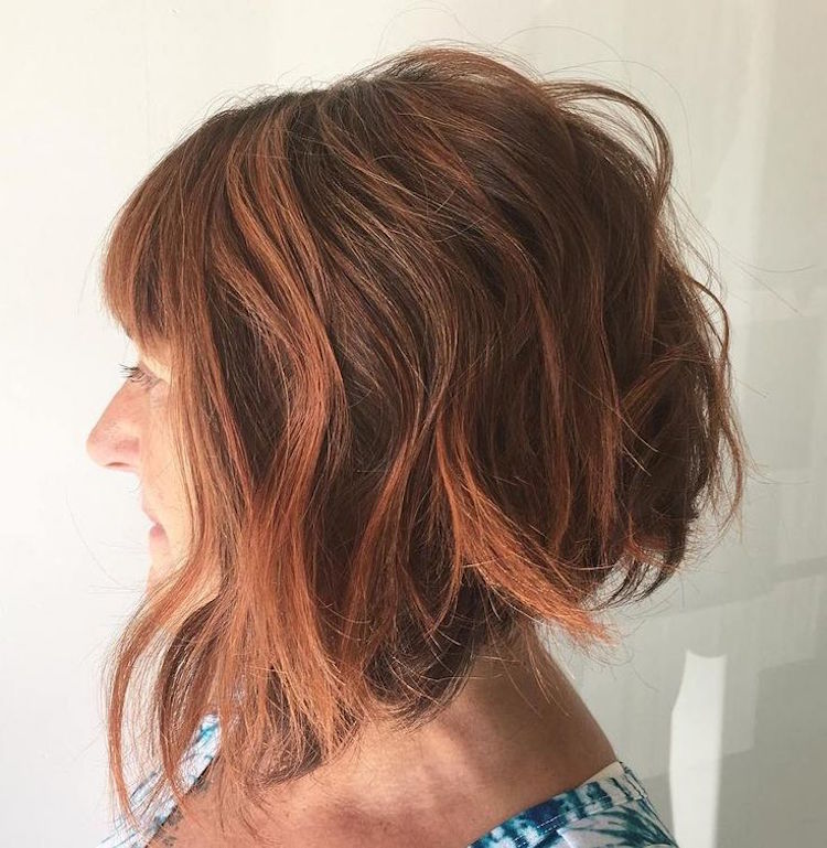 coupe de cheveux femme 50 ans bob ondulé avec frange