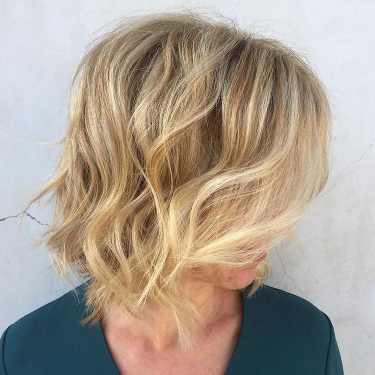 coupe de cheveux femme 50 ans bob ondulé blond