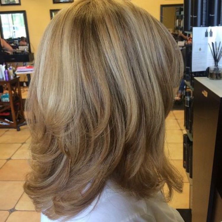 coupe de cheveux femme 50 ans dégradée épaules mèches blondes