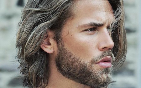 coupe homme avec barbe - cheveux mi-longs ébouriffés