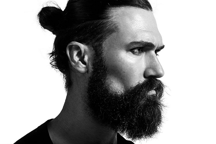 coupe homme cheveux long male bun style capillaire moderne tendances homme cheveux longs barbe