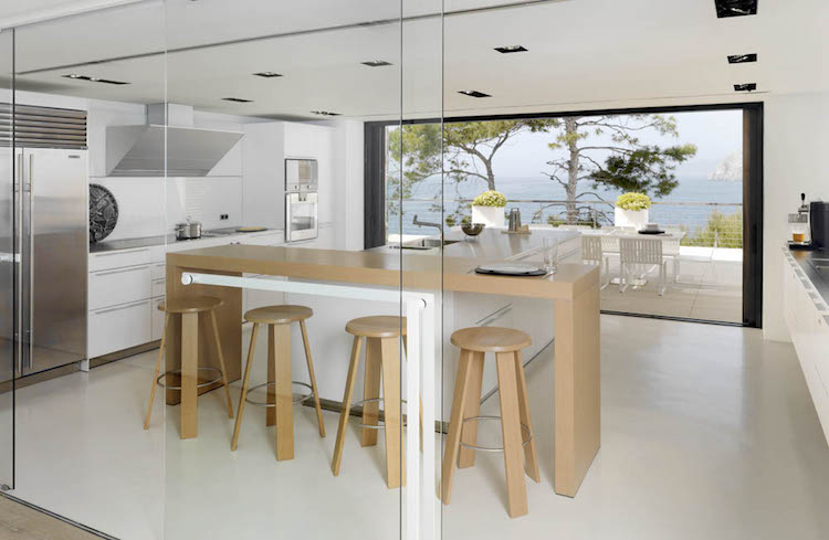 cuisine blanche îlot central bar petit déjeuner bois terrasse panoramique