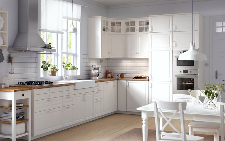 une cuisine blanche plan de travail bois IKEA style traditionnel