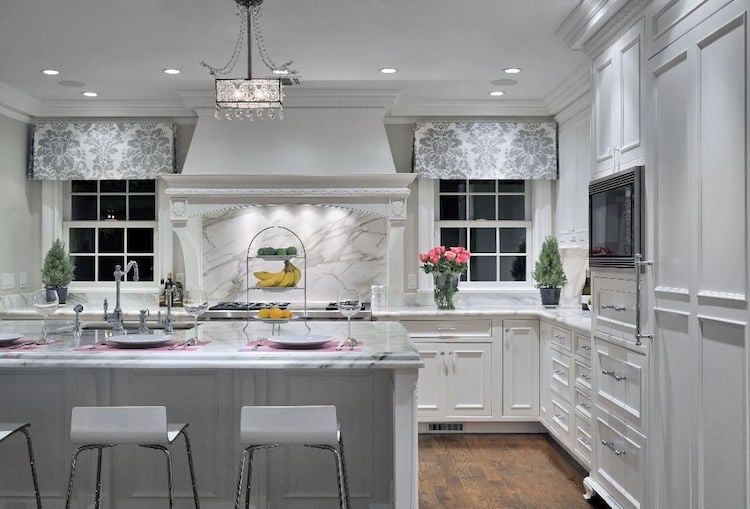 cuisine blanche style classique moderne plans travail marbre blanc déco grise