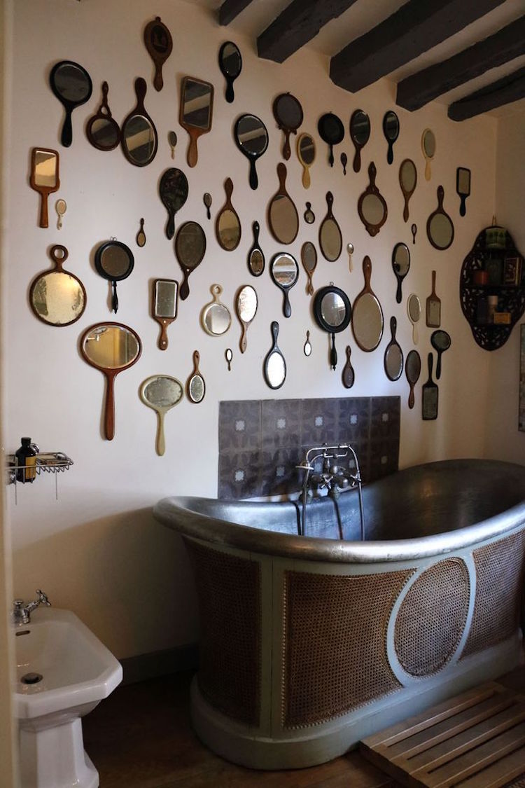 décoration murale originale miroirs poignées vintage salle de bain