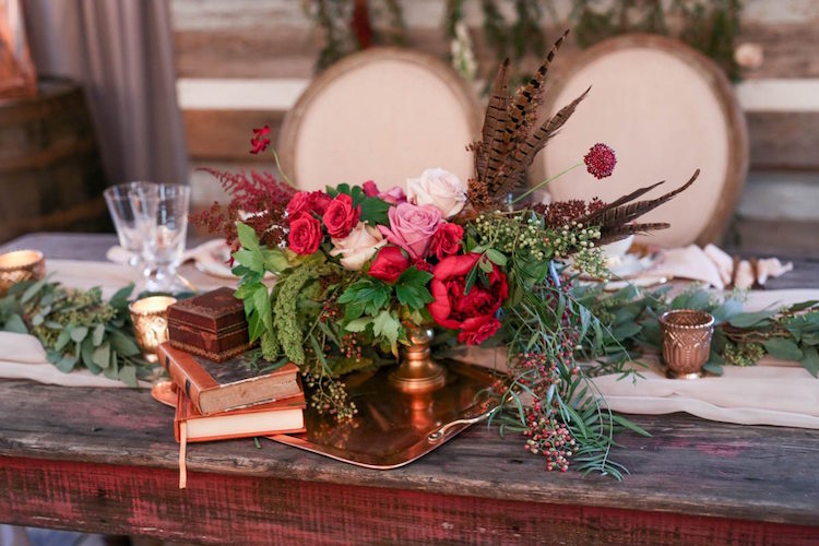 décoration table mariage automnale plein air centre table composition roses feuillages plumes