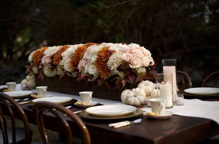 décoration table mariage automne plein air centre table roses chrysanthèmes petites citrouilles blanches