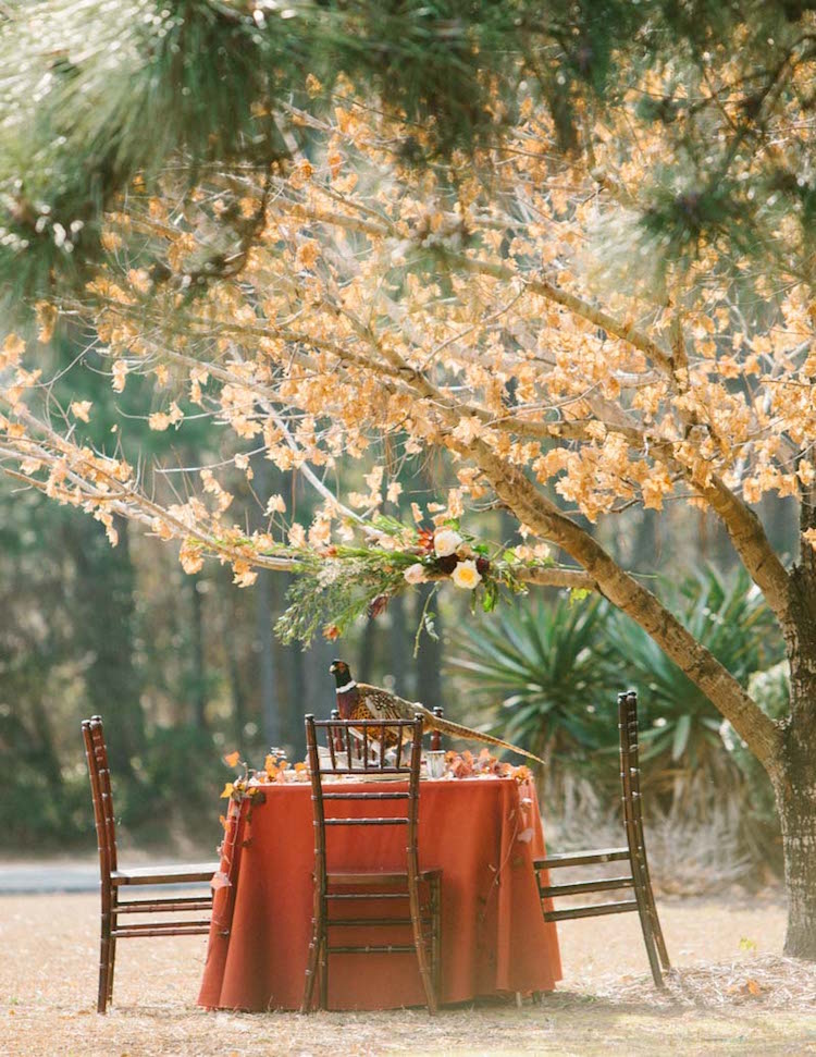 décoration table mariage automne plein air style bohème déco feuilles automne nappe orange
